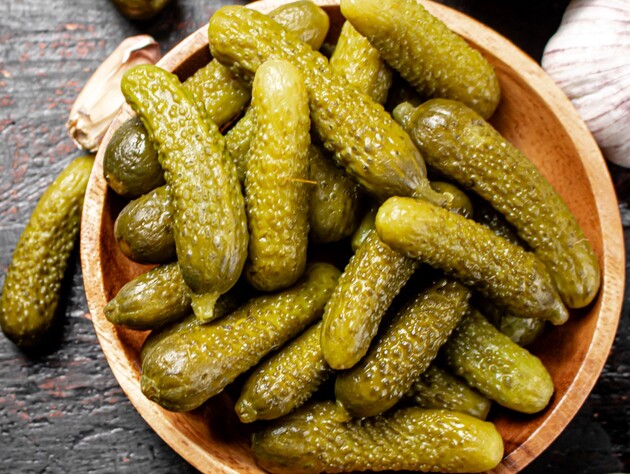 Додайте це в маринад – і малосольні огірки вийдуть дуже смачними й хрумкими. Найшвидший рецепт