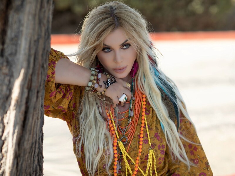 Билык умоляла фаната, который выбежал на сцену, не целовать ее взасос – испуганную певицу спасла охрана