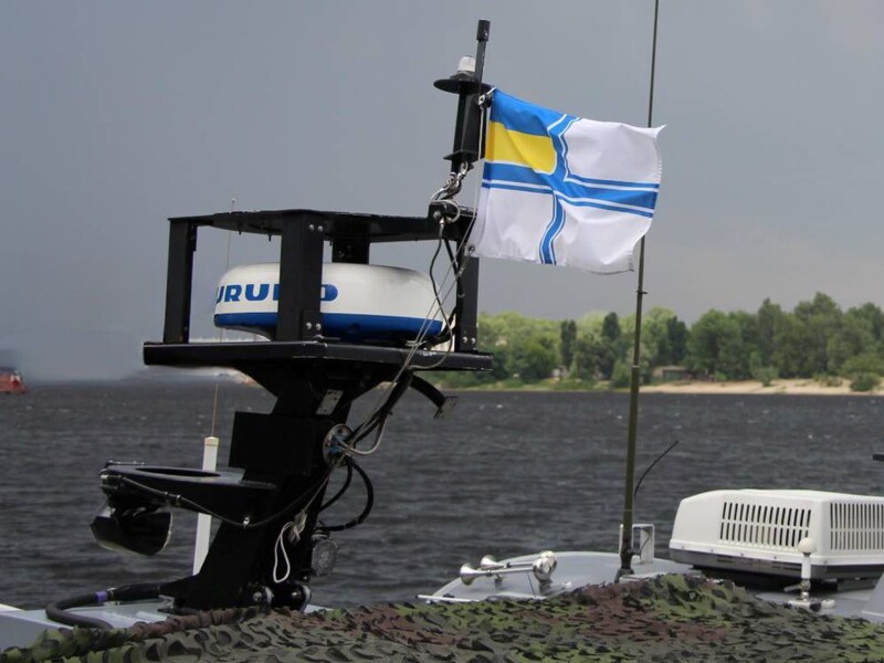 Українські військові моряки врятували людей на надувних кругах, яких винесло у відкрите море