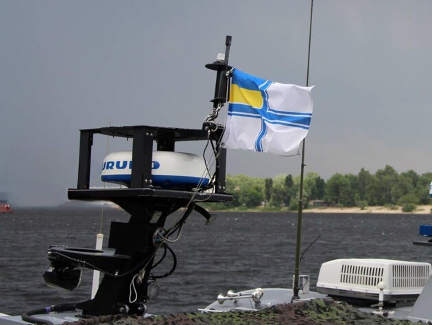 Українські військові моряки врятували людей на надувних кругах, яких винесло у відкрите море