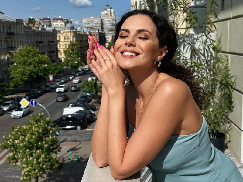 Каменских предстала в откровенном платье и показала свой маникюр. Фото