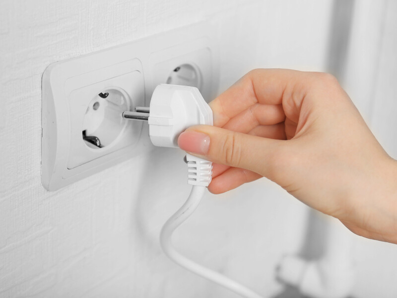 Україна переходить на новий стандарт напруги – 230 В у розетці. Чи вплине це на прилади й рахунки за світло?