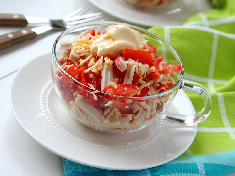 Очень вкусный салат из крабовых палочек. Легкий рецепт, который всех удивит