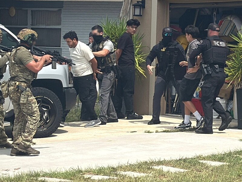 "Аллигатор Алькатрас". Трамп завтра откроет среди болот лагерь для мигрантов. Видео