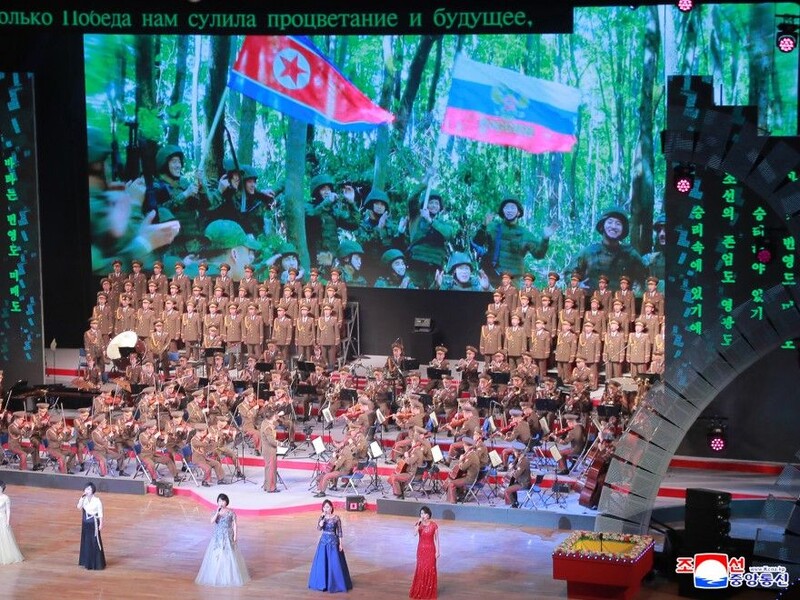 У КНДР показали фото Кім Чен Ина поруч із трунами військових, які загинули у війні РФ проти України