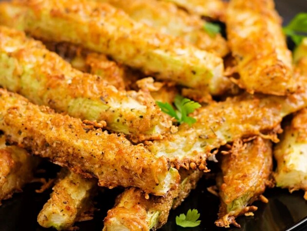 Эта невероятно простая панировка сделает кабачки сочными и вкусными. Быстрый рецепт