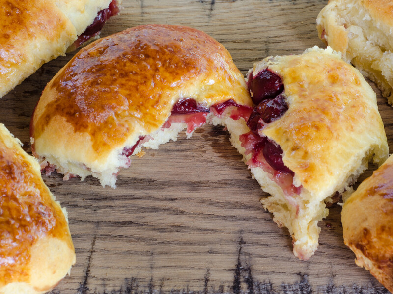 Пирожки с вишней, как в детстве. Рецепт ароматной выпечки