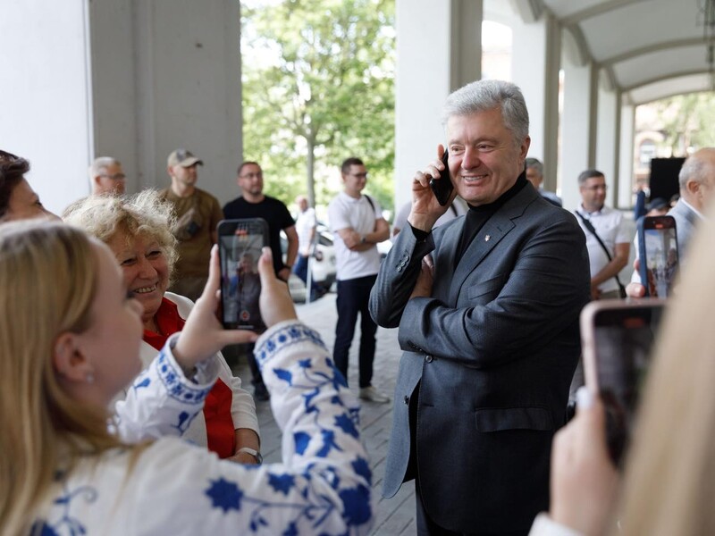 Иванов: Порошенко подарил $1 млн, но жалуется, что из-за санкций не может помогать ВСУ