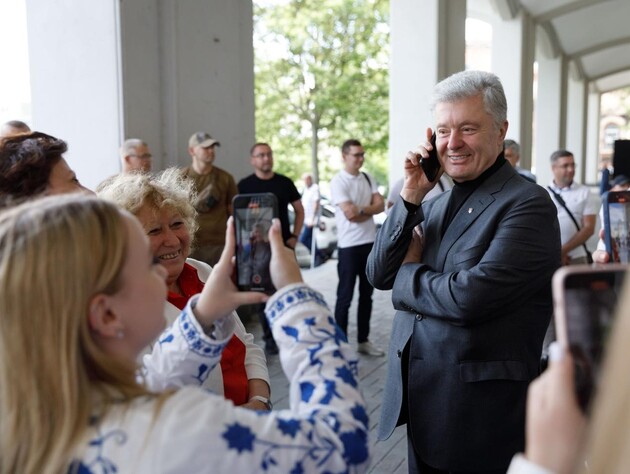 Иванов: Порошенко подарил $1 млн, но жалуется, что из-за санкций не может помогать ВСУ