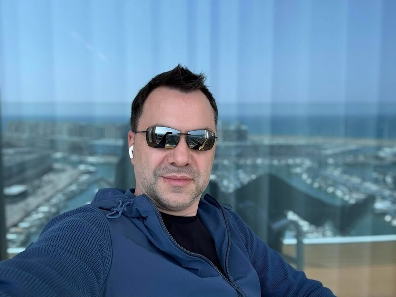 "Подходит и говорит: Хочу тебя пере...бать!" Арестович пожаловался на нападение "дедушки" за границей