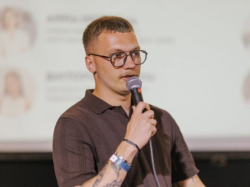 Отжигал под тектоник с выпускницами – новое видео звездного учителя Цыганкова залетело на 3 млн просмотров