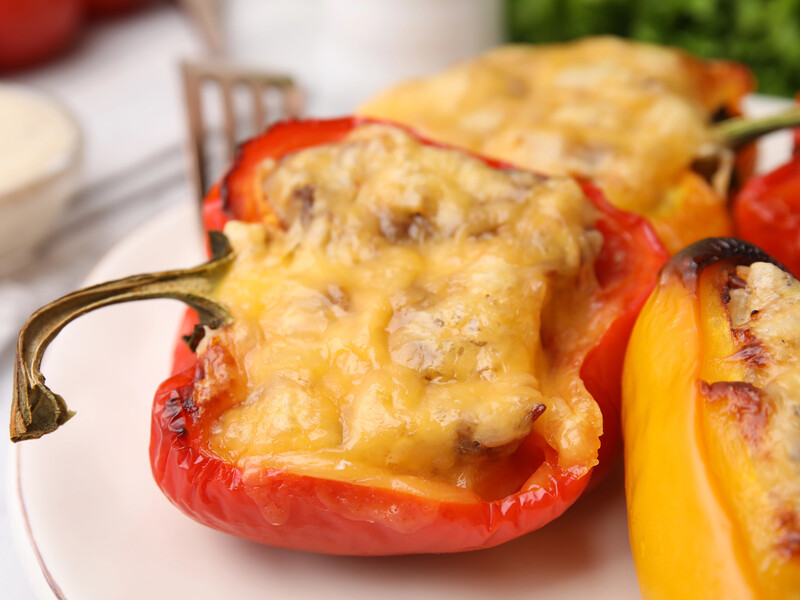 Обжарьте это с шампиньонами – и перцы получатся невероятно вкусными, сытными и ароматными. Два рецепта – в одном 