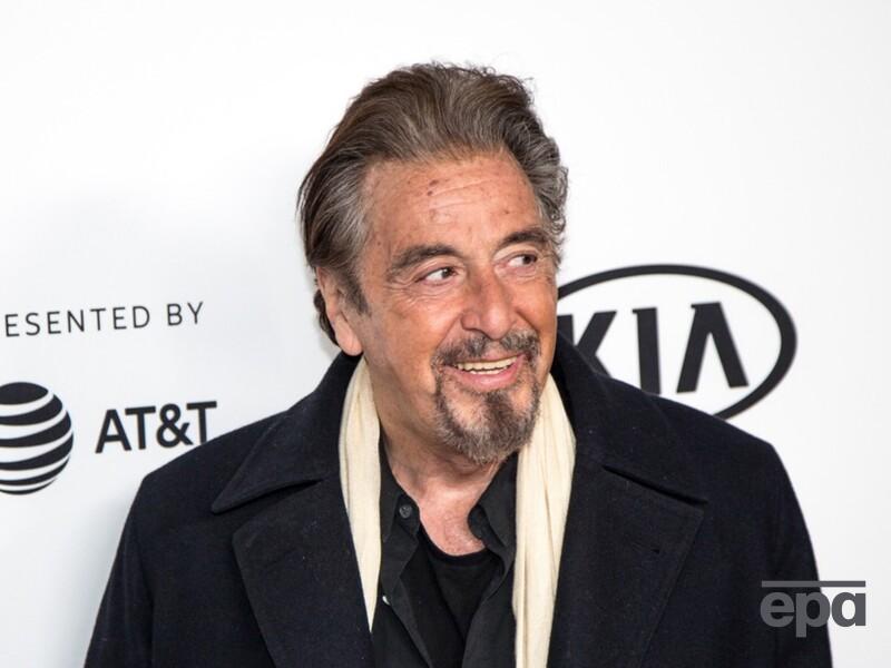 85-річного Пачіно зафіксували під час поцілунку з набагато молодшою жінкою. Фото