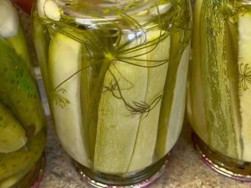 Приготовьте этот маринад – и кабачки получатся вкусными и хрустящими. Рецепт консервации на зиму
