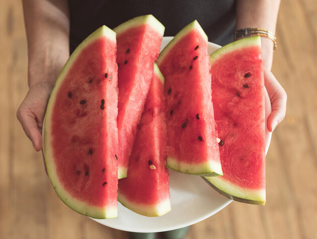 В Украине появились первые местные арбузы. Сколько они стоят сейчас и когда подешевеют