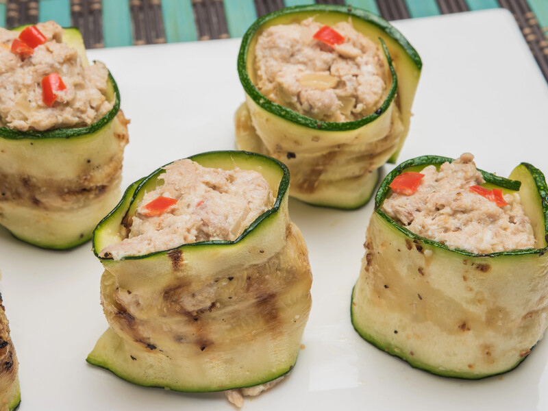 В сезон кабачков приготовьте рулетики с крабовой начинкой. Очень вкусно