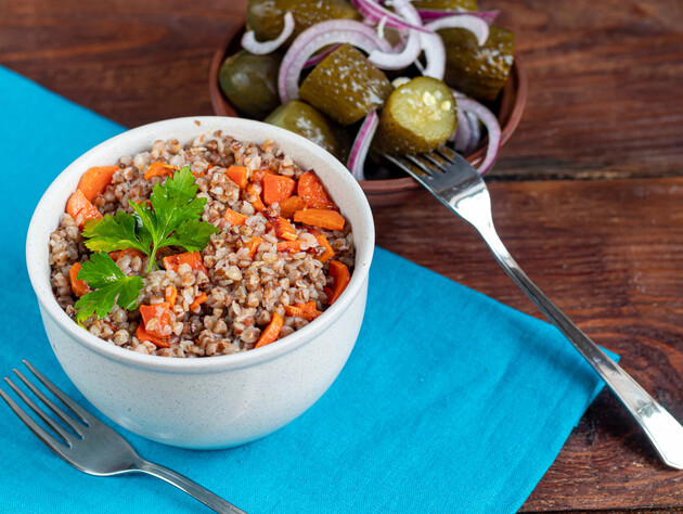 Гречка із фаршем є універсальною стравою для обіду й вечері. Збережіть цей чудовий рецепт