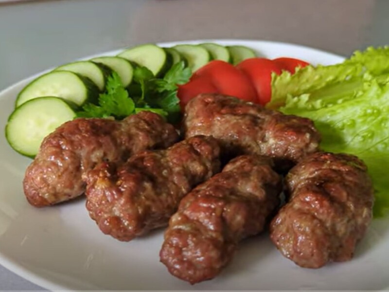 Добавьте в фарш этот секретный ингредиент – и колбаски чивапчичи будут нежные и сочные. Рецепт