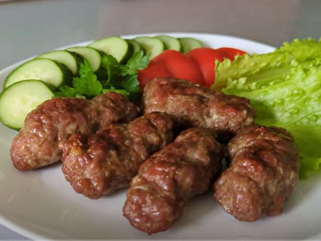 Додайте до фаршу цей секретний інгредієнт – і ковбаски чевапчичі будуть ніжними й соковитими. Рецепт