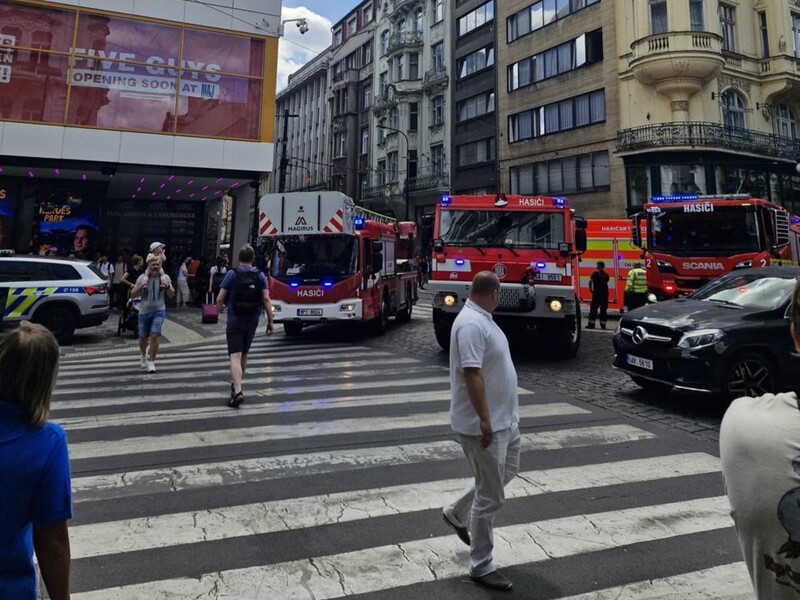 В Чехии масштабный блэкаут. Случился транспортный коллапс, сотни людей застряли в лифтах, больницы – на генераторах