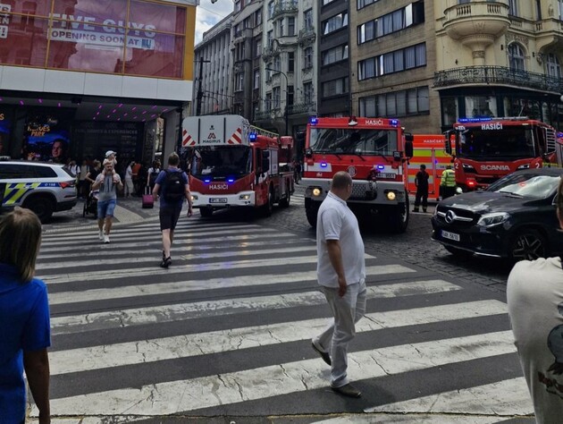 В Чехии масштабный блэкаут. Случился транспортный коллапс, сотни людей застряли в лифтах, больницы – на генераторах