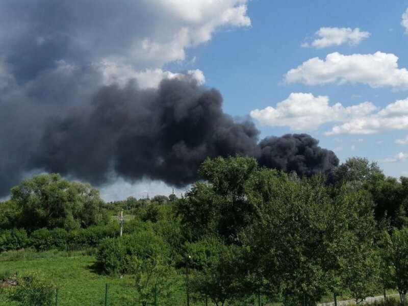 Россияне заявили об атаке на химзавод в Белгородской области. Дым виден за 25 км. Фото, видео
