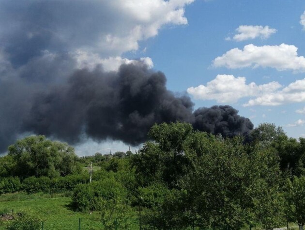 Росіяни заявили про атаку на хімзавод у Бєлгородській області. Дим видно за 25 км. Фото, відео