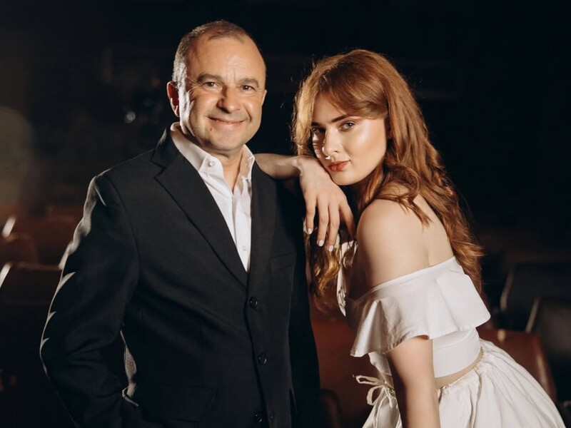 У Виктора Павлика – новая молодая партнерша. Что говорят в сети об их 