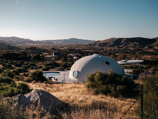 Українська архітекторка-самоучка спроєктувала дім у пустелі Каліфорнії із натяком на радянський бруталізм
