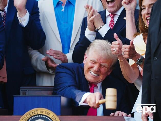 Трамп підписав 