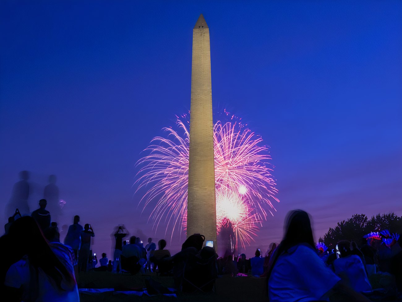 Фейерверки и протесты против Трампа. В США отпраздновали День независимости. Фоторепортаж