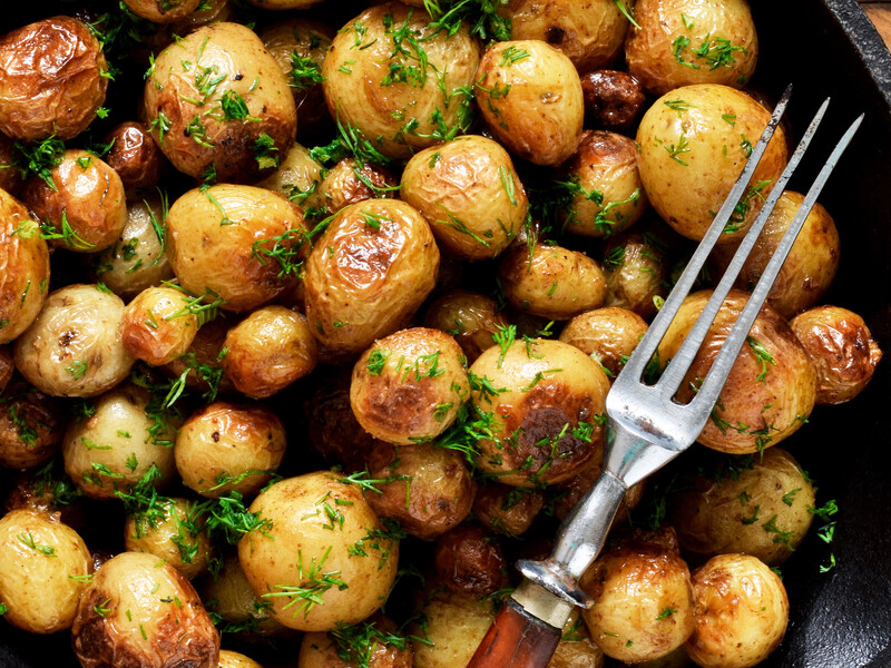 Если добавите это – жареный молодой картофель получится самым вкусным и с хрустящей корочкой. Быстрый рецепт