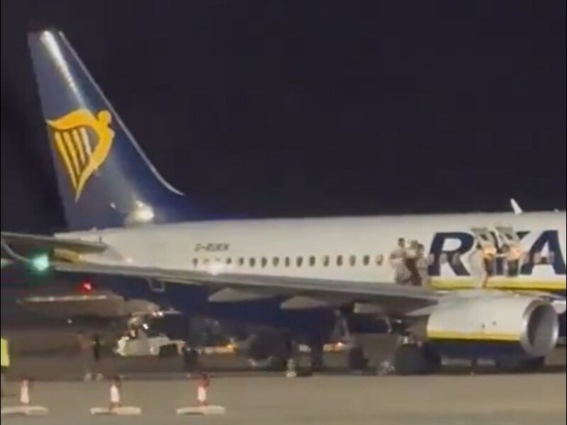 Выпрыгивали из салона. На Майорке из-за сообщения о пожаре в самолете Ryanair пострадали 18 человек
