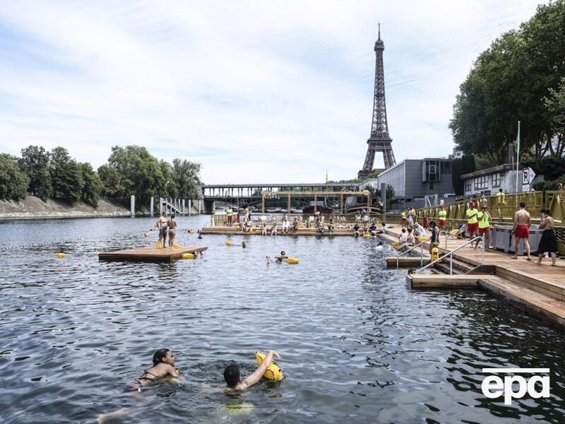 Влада Парижа дозволила купатися в Сені після більше ніж 100-річної заборони. Фото, відео