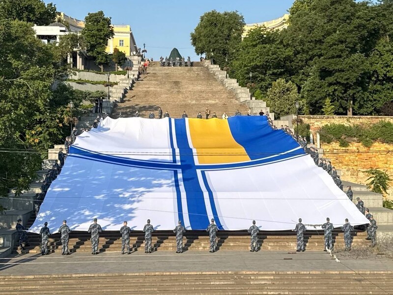 В Украине отмечают День ВМС ВСУ. В Одессе развернули самый большой флаг. Видео