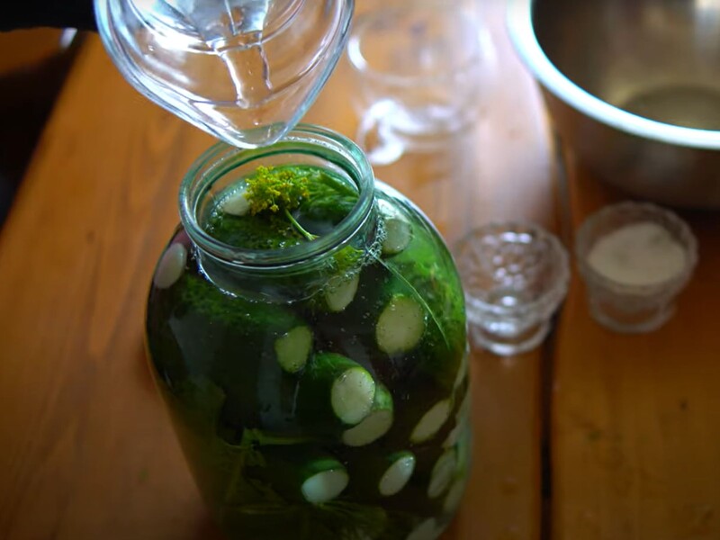 Покладіть це на дно банки – і за 48 годин отримаєте хрумкі й ароматні малосольні огірки. Рецепт