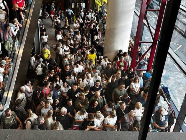 В аеропортах Росії колапс, 200 рейсів скасовано або затримано. Люди лежали просто на підлозі. Фото, відео