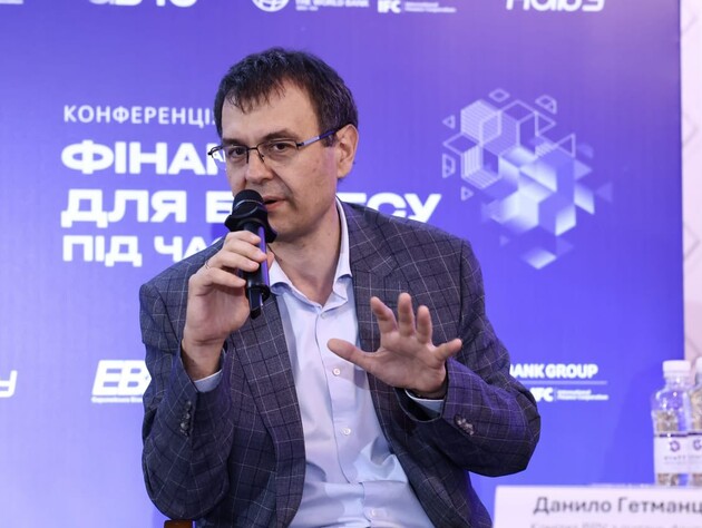 Гетманцев про прожитковий мінімум: Підлітку – одна куртка на три роки. Жінці – дві сукні на сім років