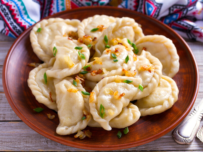 Благодаря этому вареники не расползутся и получатся очень вкусными. Рецепт универсального теста