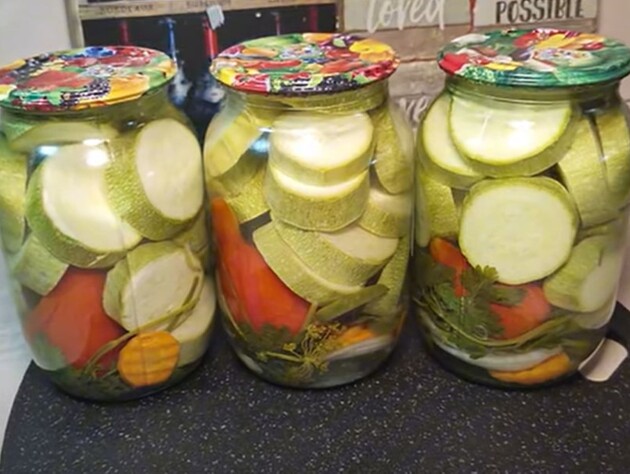 Положите это на дно банки – и консервированные кабачки будут очень вкусны. Секретный рецепт маринада