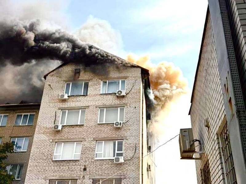 Россияне нанесли удар по Запорожью. Дрон попал в здание университета, есть раненые. Фото, видео