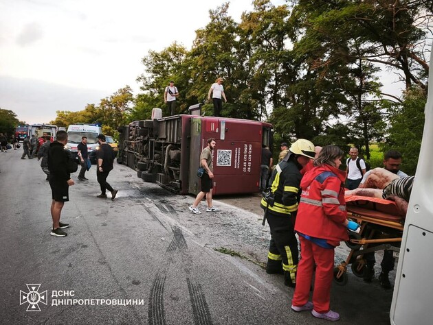 В Днепропетровской области перевернулся двухэтажный автобус, есть жертва и десятки раненых. Фото