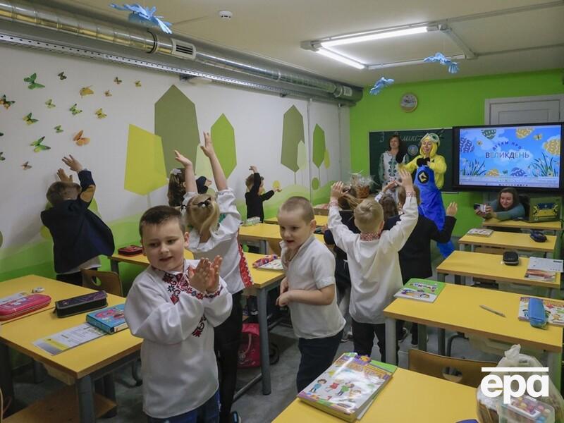 Кабмин объявил выплату "пакета школьника". Кто и сколько может получить