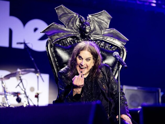 Рок-звезда Оззи Осборн попрощался с поклонниками, заставив рыдать 40-тысячную толпу в черном. Видео 