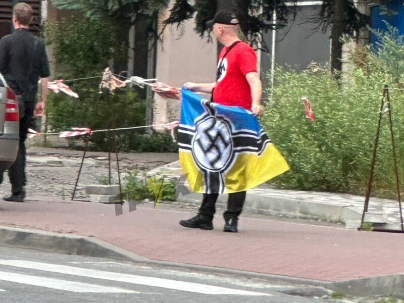 У центрі Києва чоловік показував прапор зі свастикою просто на вулиці. Як відреагувала поліція 