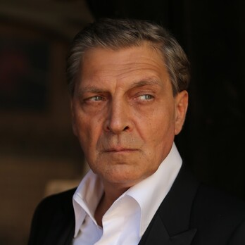 Орки вистежують, б'ють і принижують геїв 