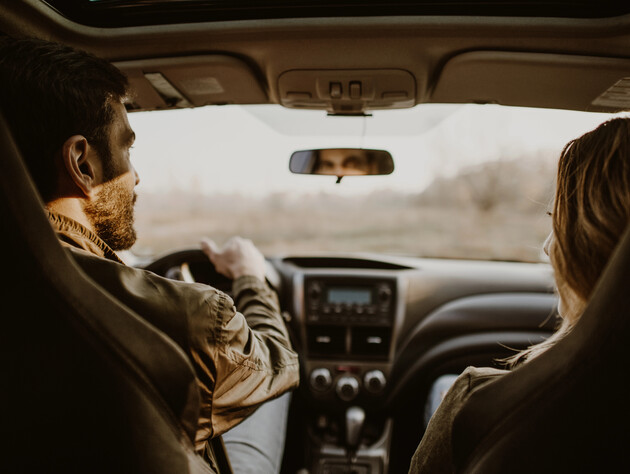 Ці три звички за кермом врятують життя. Автоінструкторка розповіла, чому не можна дивитися на автомобіль попереду