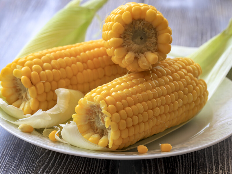 Заверните в это кочаны – и через три минуты кукуруза будет готова без кастрюль и воды. Лайфхак