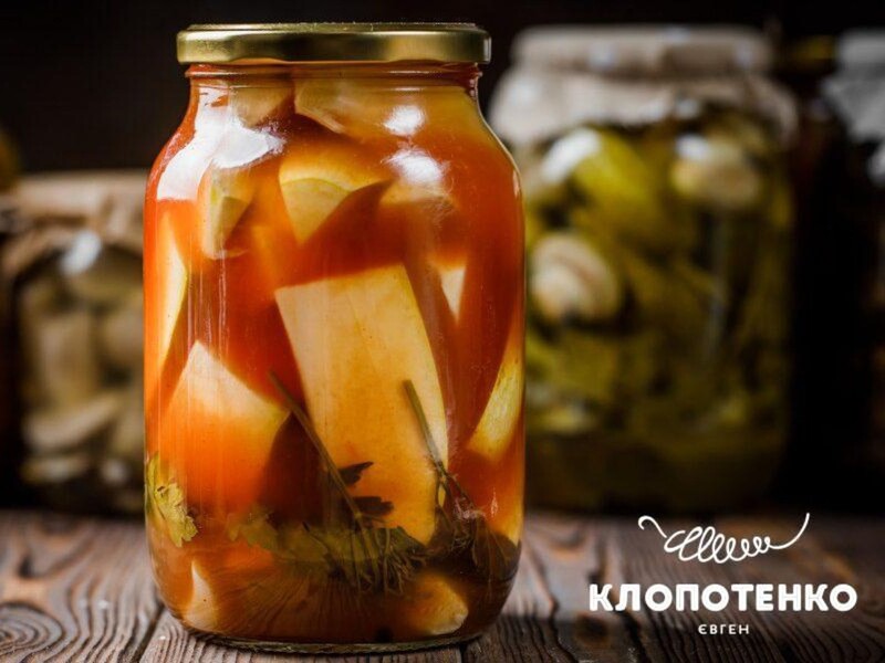 Приготовьте на зиму эти вкусные и невероятно хрустящие кабачки. Рецепт маринада с кетчупом чили