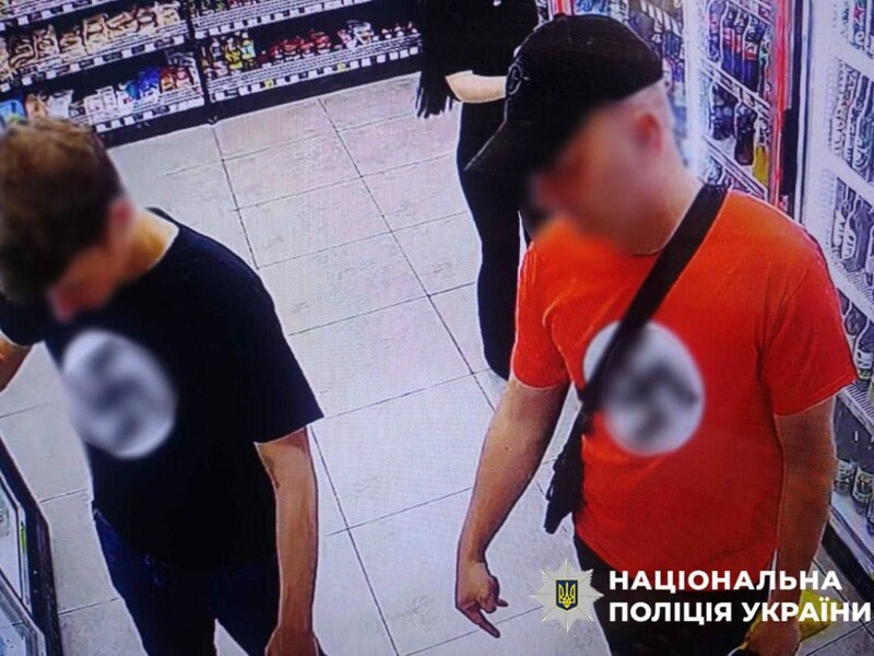 Поліція знайшла, хто носив прапор зі свастикою в центрі Києва. Фото